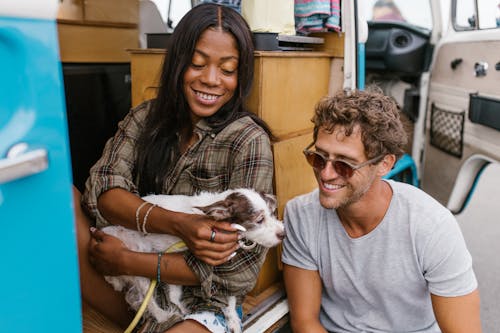 Gratis stockfoto met Afro-Amerikaanse vrouw, bestelbus, blanke man