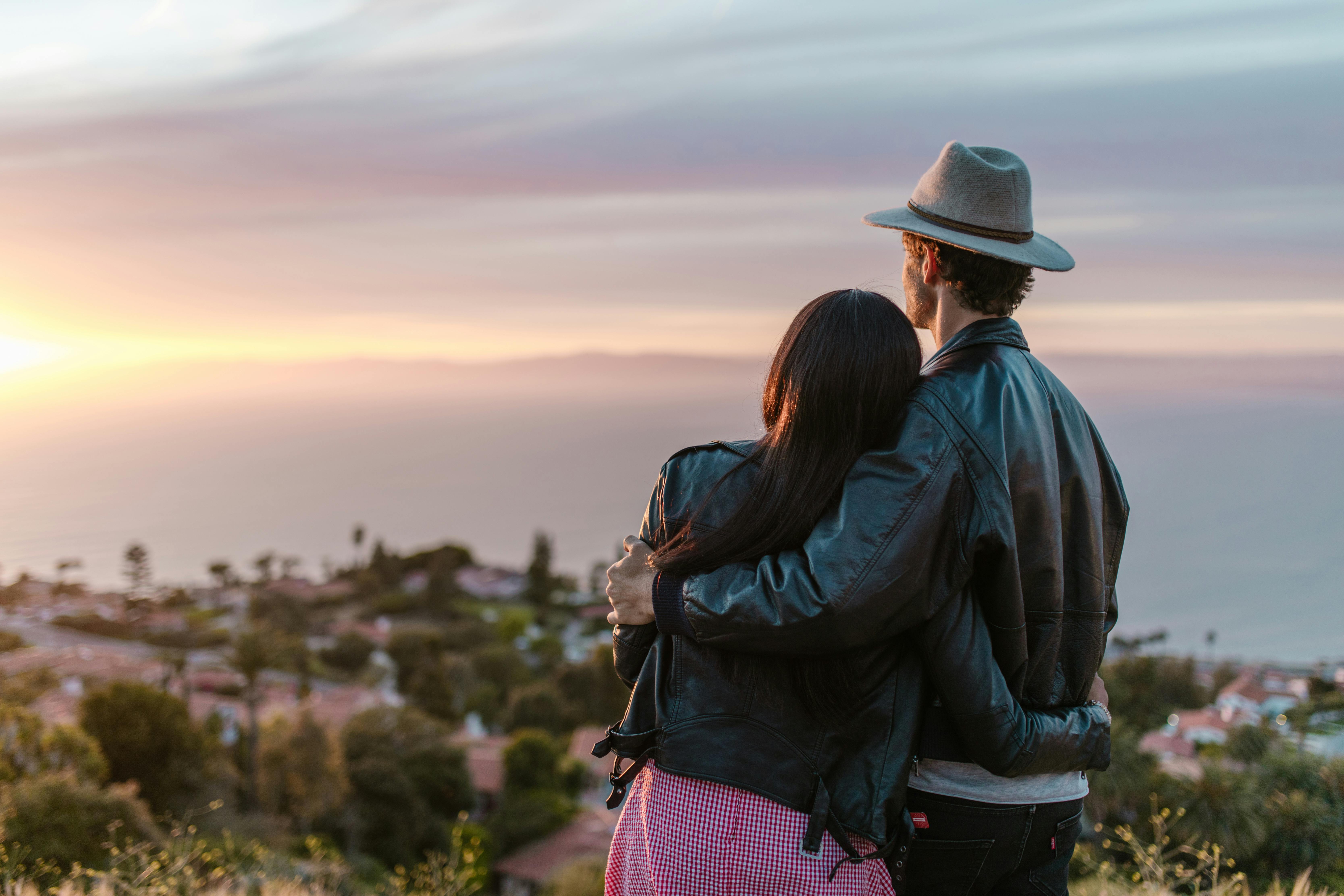 couple watching sunset in Roatan - all inclusive vacation to roatan​