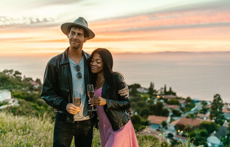 Online dating: starting a conversation on a niche platform