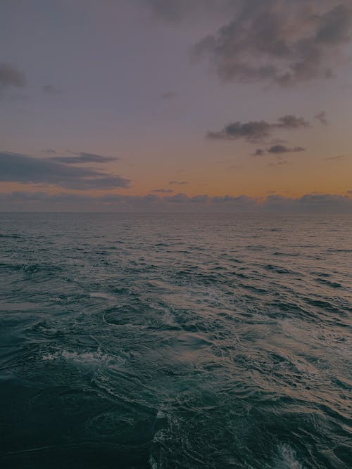 Free Scenic View of an Ocean during Sunset Stock Photo