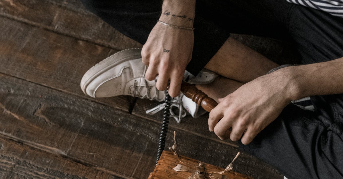 How to hold a tattoo gun properly