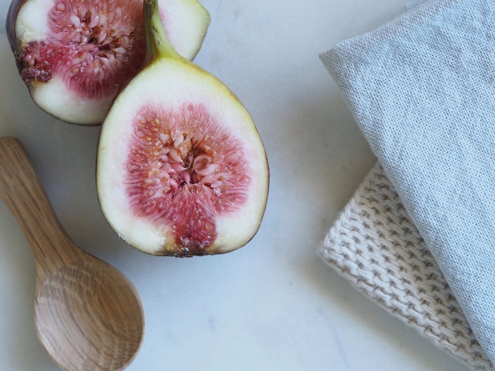 Affettare La Frutta Accanto Alla Spatola Di Legno Marrone