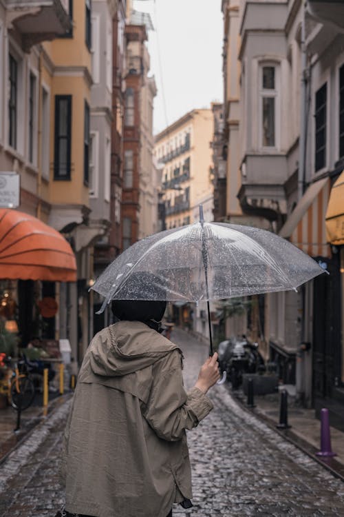 Fotobanka s bezplatnými fotkami na tému človek, dážď, dáždnik