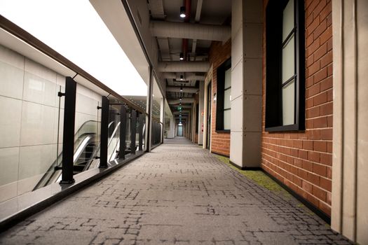 Detail pengerjaan handrail stainless steel pada tangga publik