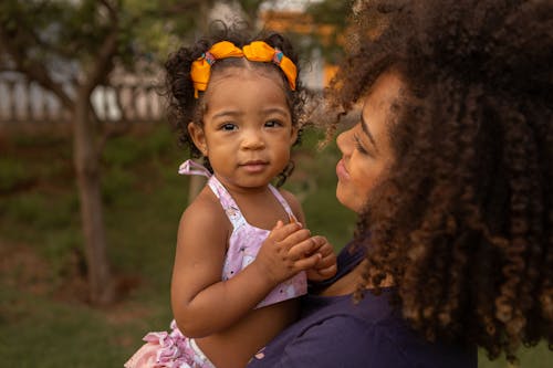 Photos gratuites de bébé, bébé afro-américain, cheveux bouclés