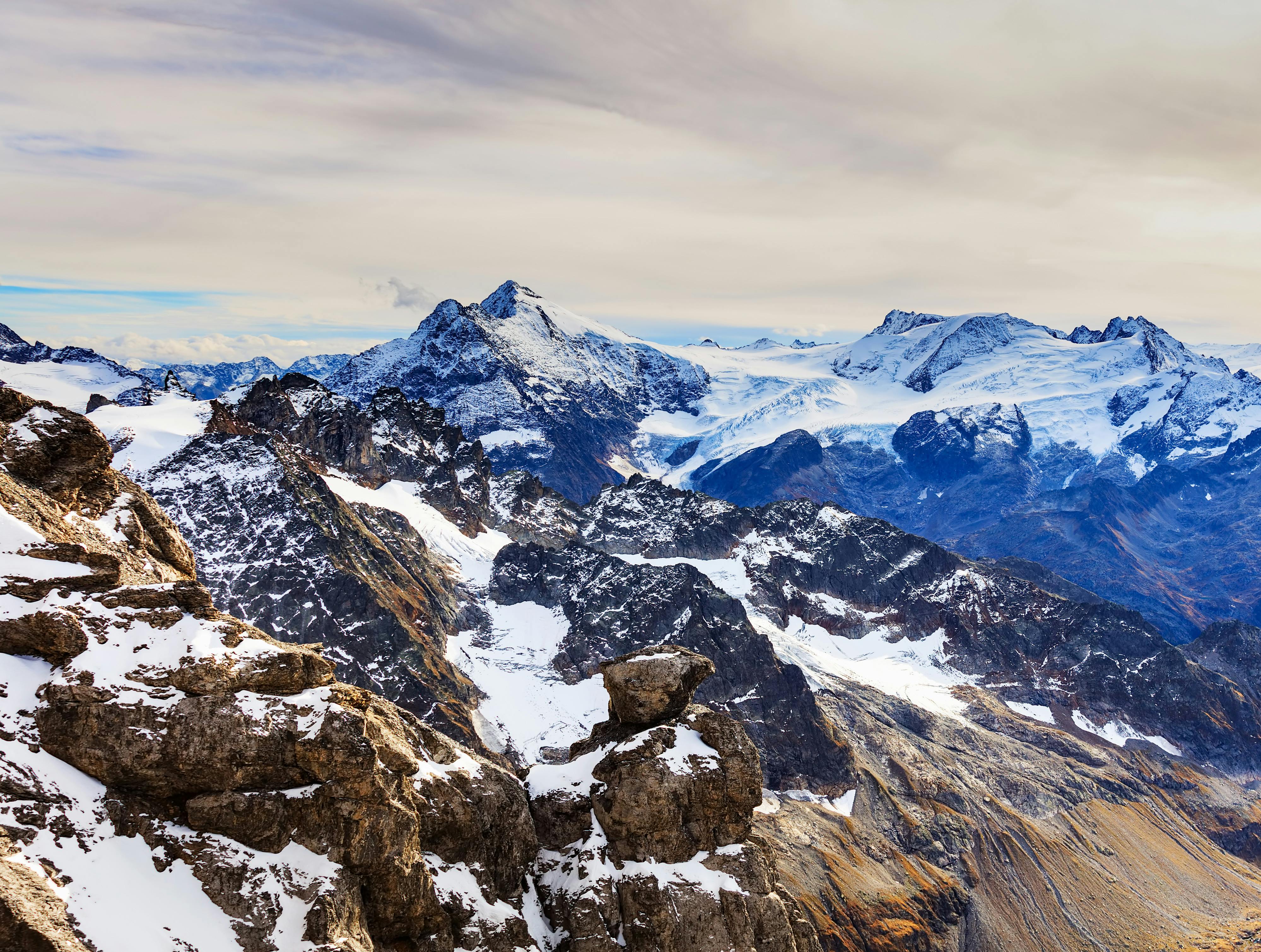 瑞士英格堡的山峰覆盖着白雪，景色壮丽