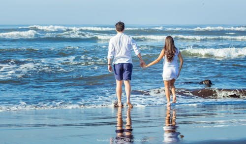 Foto profissional grátis de amor, andar na praia, areia