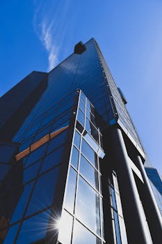 在晴朗的蓝天下，仰望德克萨斯州沃思堡的现代玻璃摩天大楼