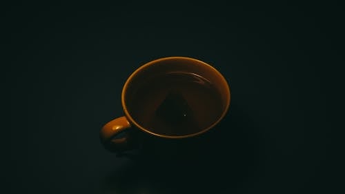棕色陶瓷杯