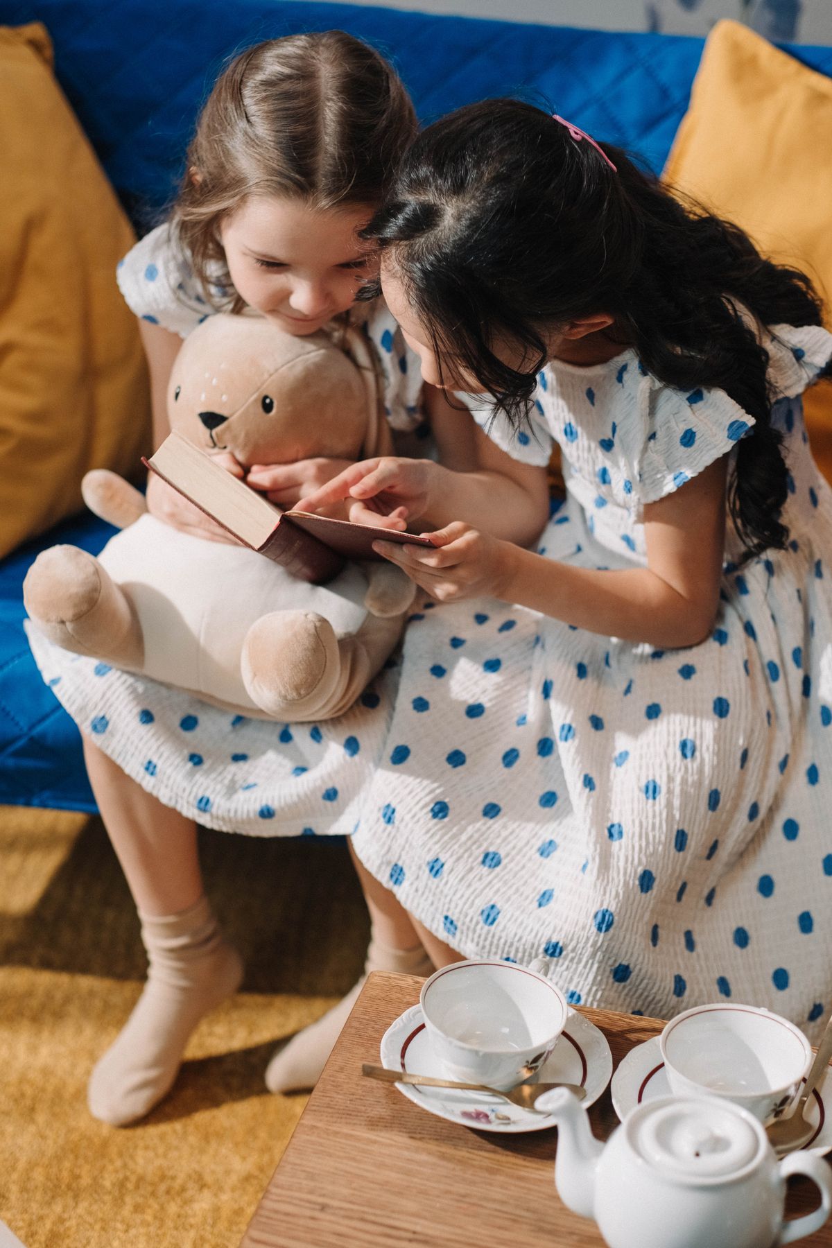 Children reading together in an Embreier afternoon