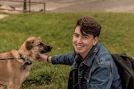 年轻人和他的狗在公园里享受了一天，这是完美的户外生活场景