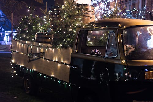 Klassieke Bruine Vrachtwagen Met Enkele Cabine En Kerstboom