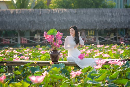 Gratis arkivbilde med ao dai, asiatisk kvinne, blomster