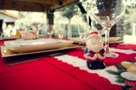 为庆祝圣诞节，欢快的圣诞老人雕像装饰着节日餐桌