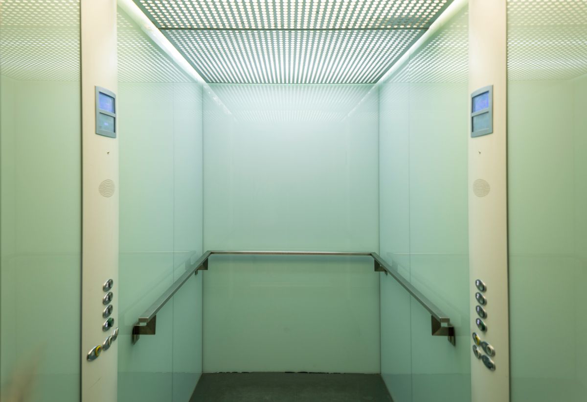 Cabina de ascensor terminada y preparada para uso