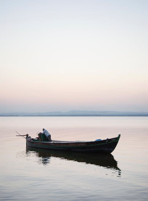 Человек в черной лодке на море