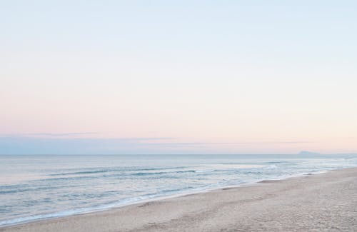 맑은 하늘, 모래, 바다의 무료 스톡 사진