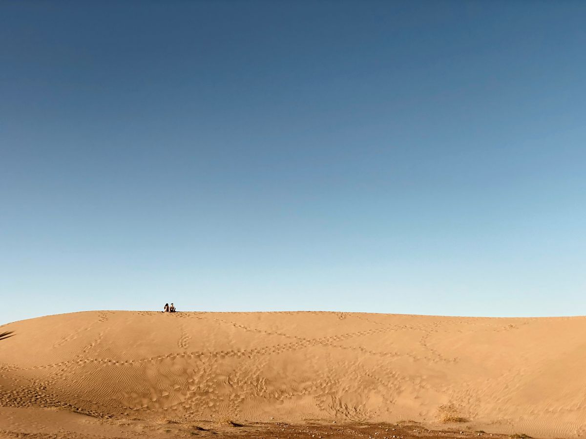 Oameni și urme pe dunele din Maspalomas, Gran Canaria