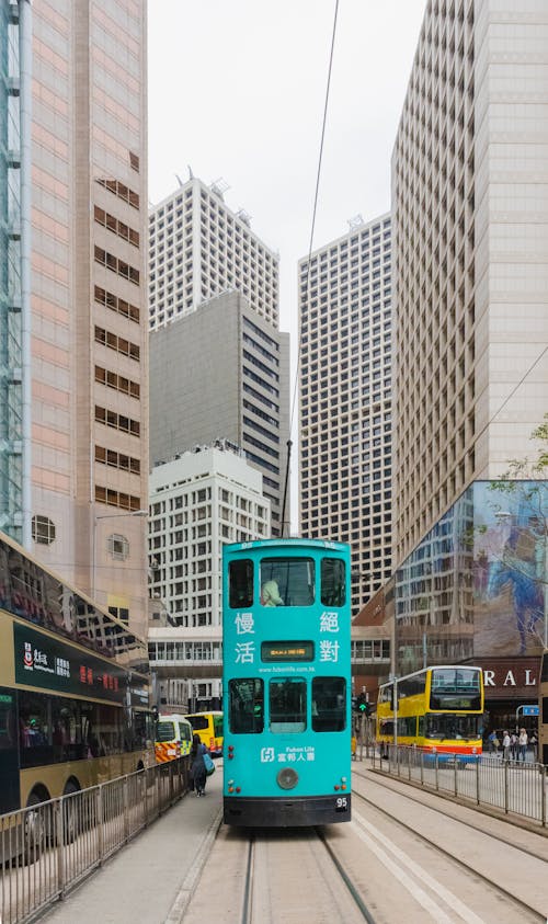Бесплатное стоковое фото с бирюзовый трамвай, вертикальный выстрел, город