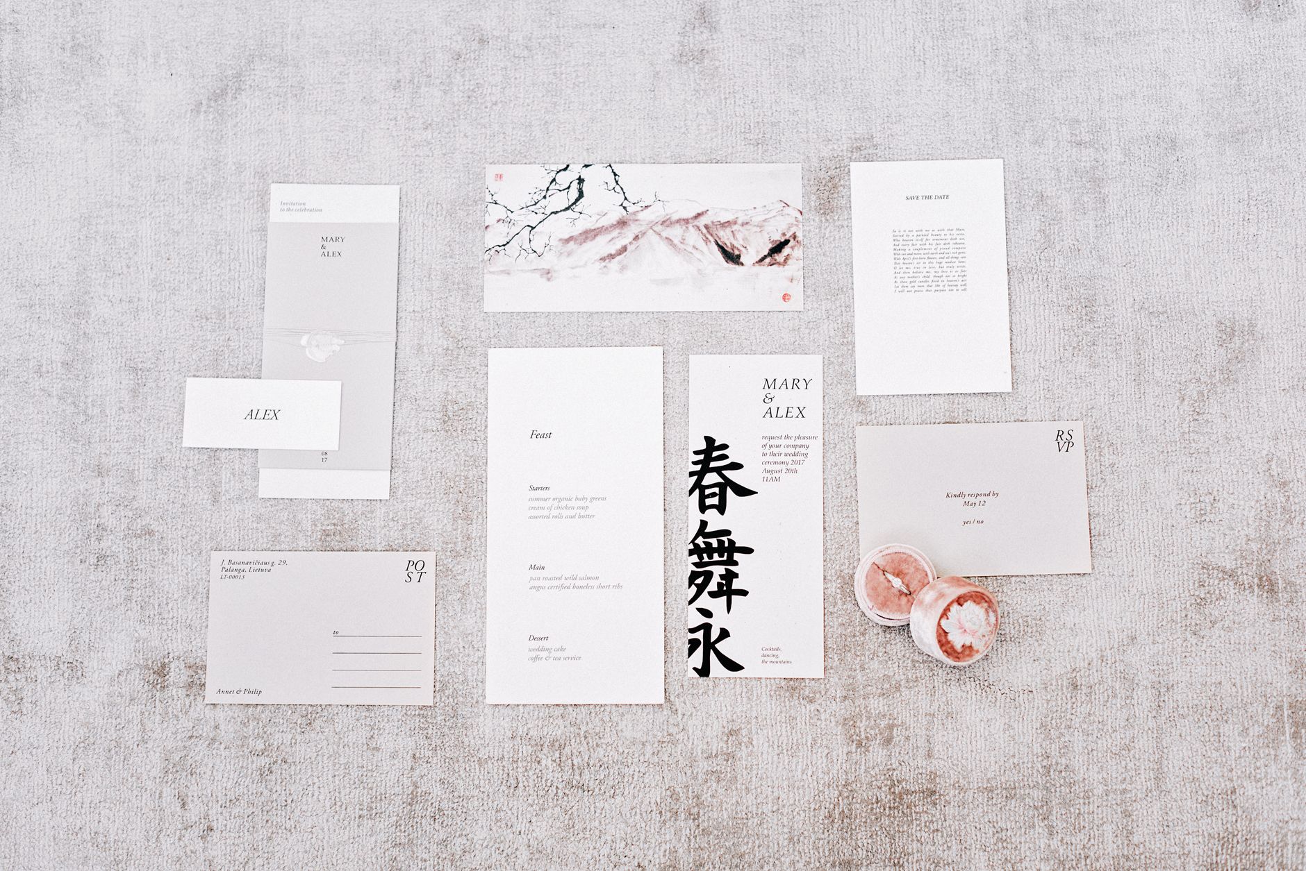 Élégante composition de faire-part de mariage avec calligraphie et fleurs légères