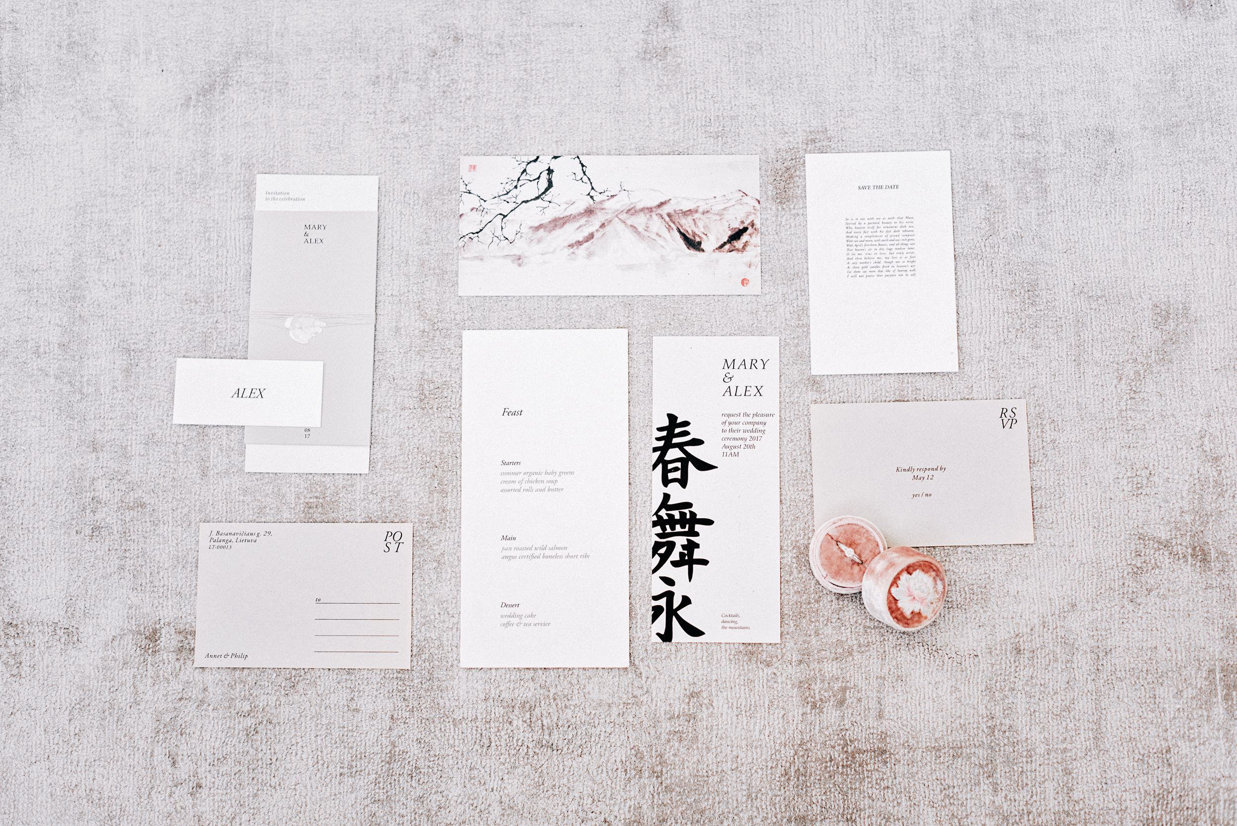 Flat lay de papeterie de mariage, invitations calligraphiées et détails floraux, style minimaliste raffiné
