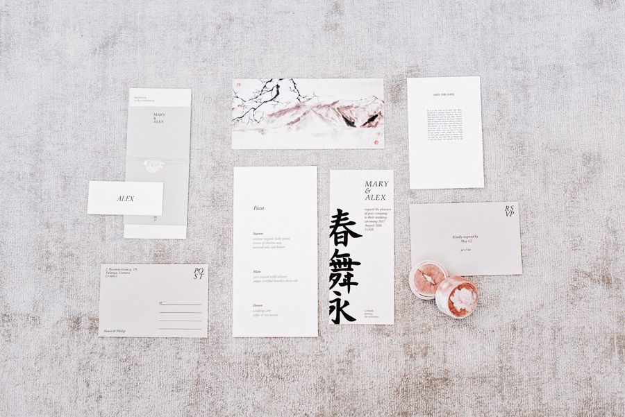 Invitaciones de boda con caligrafía y detalles florales