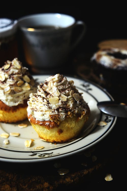 Cupcakes Assados Com Cobertura Branca Com Nozes De Amêndoa