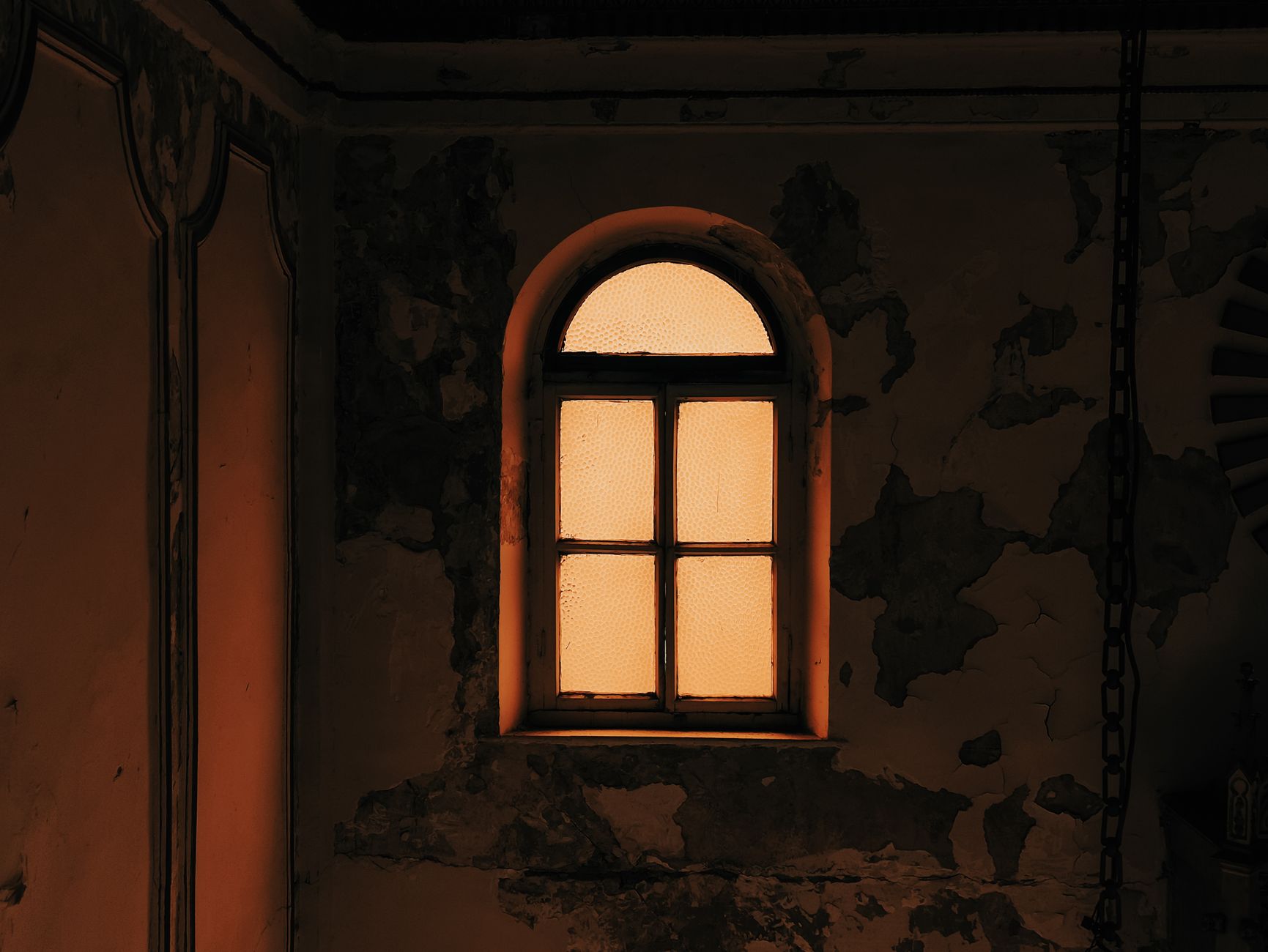 Eski bir yapının içinde pencereden süzülen yumuşak gün ışığıyla aydınlanmış, huzur ve nostalji hissi veren dingin bir atmosfer.