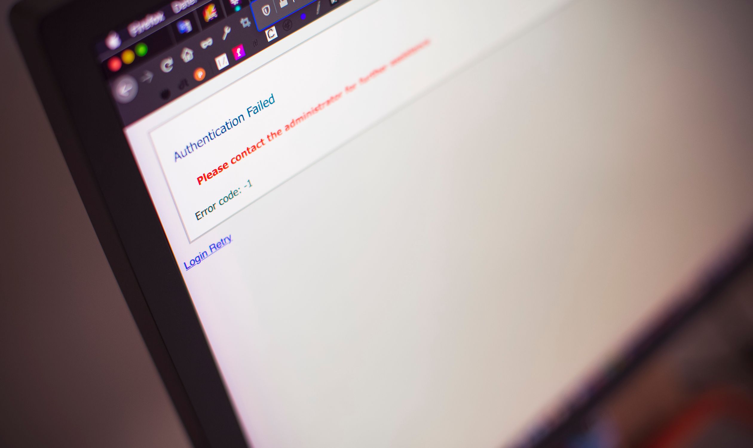 Maintenance et sécurité WordPress pour TPE : le guide pour protéger son site en 2026 3 Écran d'ordinateur affichant un message d'échec d'authentification, alerte de sécurité d'un site à Saint-Nazaire