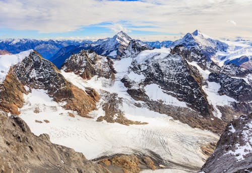 Braune Berge Unter Weißem Himmel