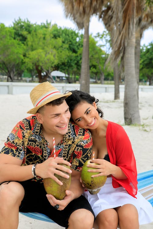 Foto profissional grátis de alegre, casal, cocos