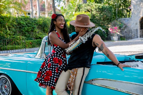 Foto profissional grátis de alegre, carro clássico, casal