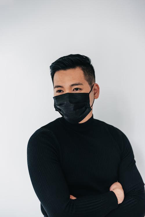 Kostnadsfri bild av ansiktsmask, asiatisk man, korsade armar