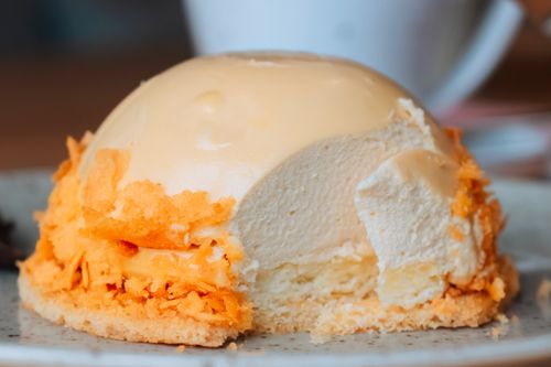Free Close-up of a delicious creamy cake with soft frosting and a crumbly base. Perfect dessert. Stock Photo