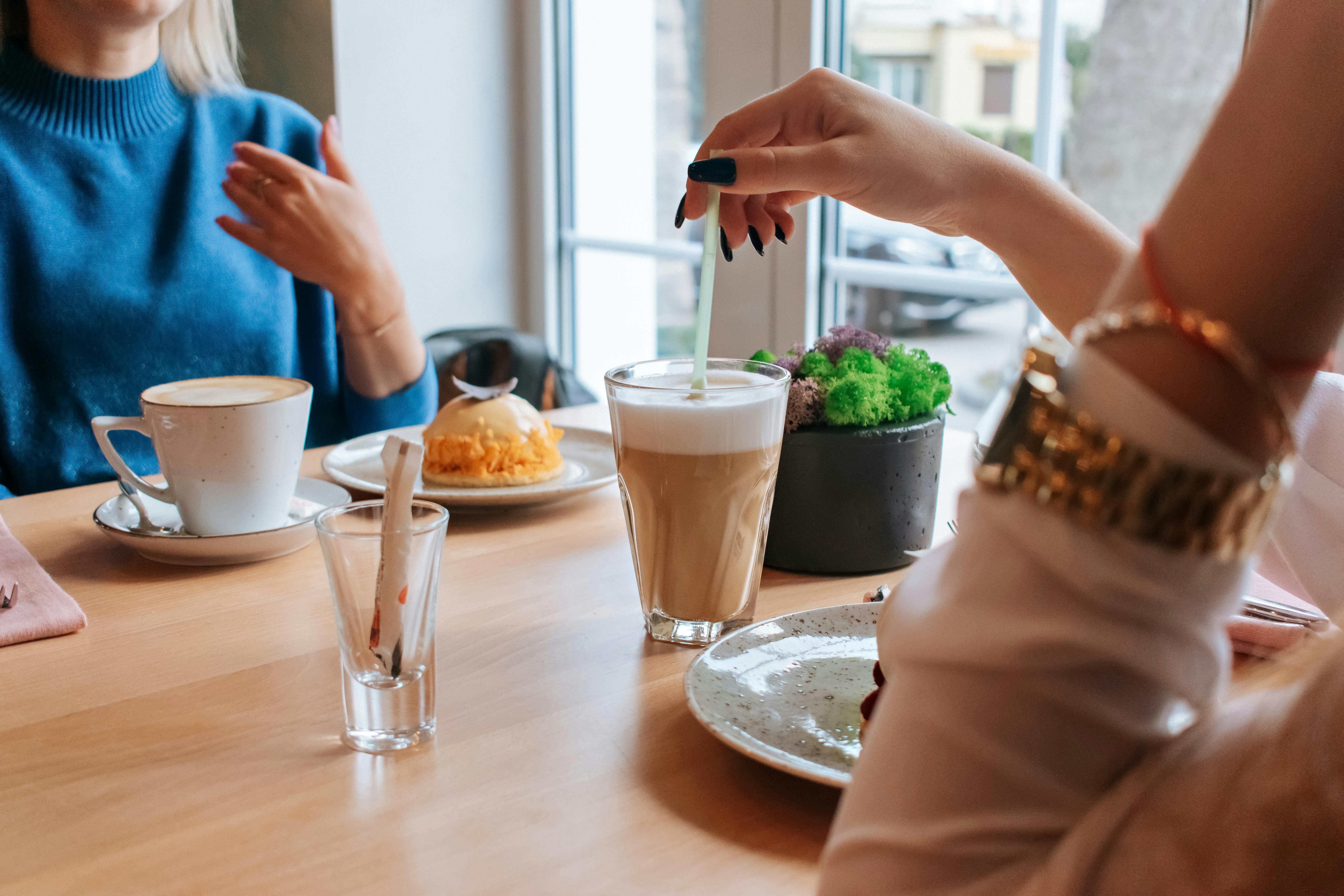 Grupo de clientes disfrutando de un postre recomendado por el menú digital