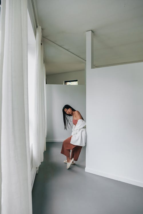 Free Woman Leaning on the White Wooden Wall  Stock Photo