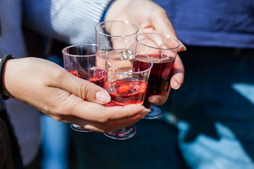 Kostnadsfri bild av alkoholhaltiga drycker, glasögon, håller