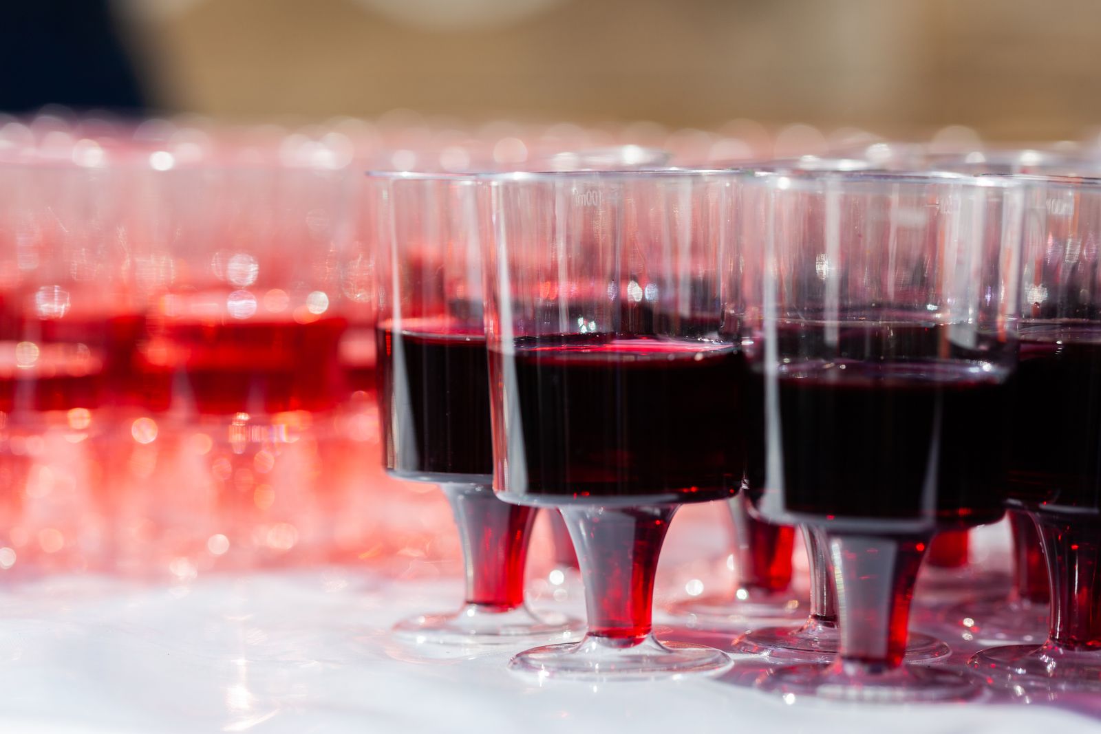 Filas de copas servidas con vino tinto listas para el brindis