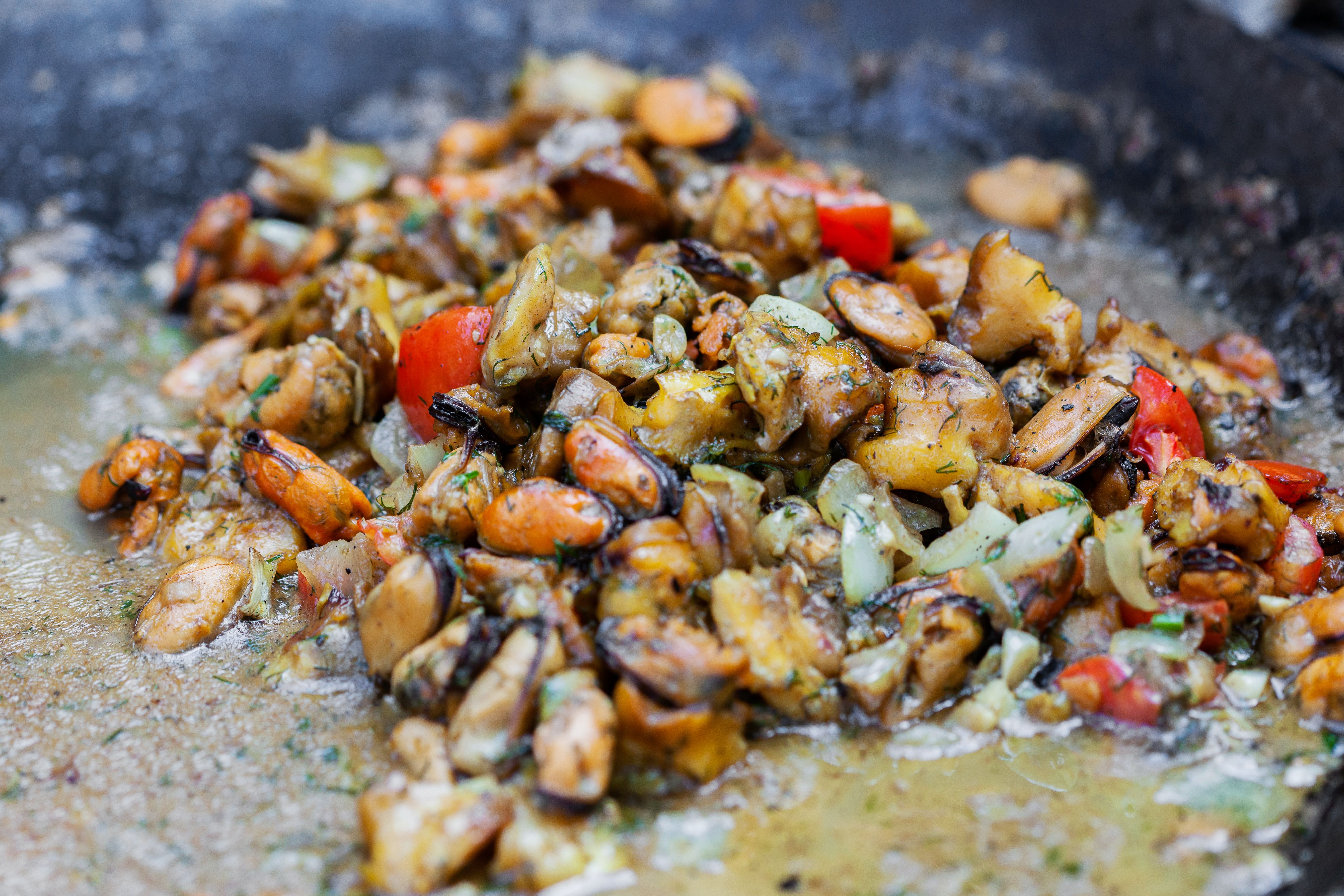 Dill-Crusted Mussels with Lemon Butter