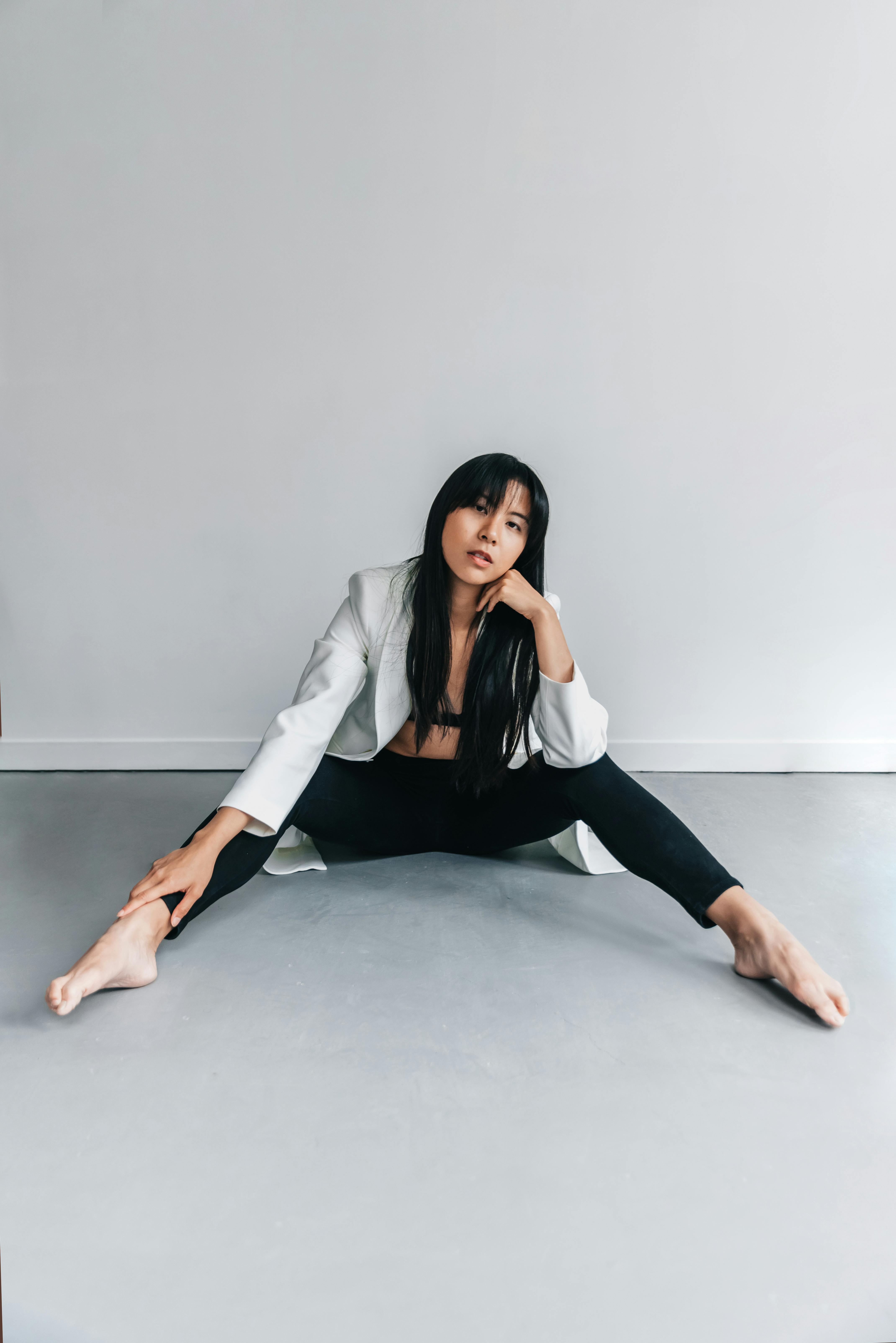 24 Sitting Poses for Flattering Photography Portraits