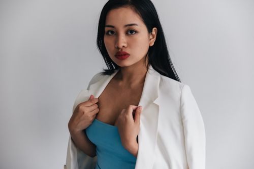 Free Sophisticated portrait of a woman in a stylish white blazer, exuding confidence. Stock Photo