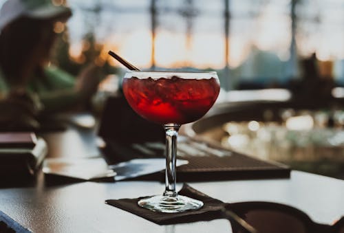 アルコール飲料, カクテル, カクテルグラスの無料の写真素材