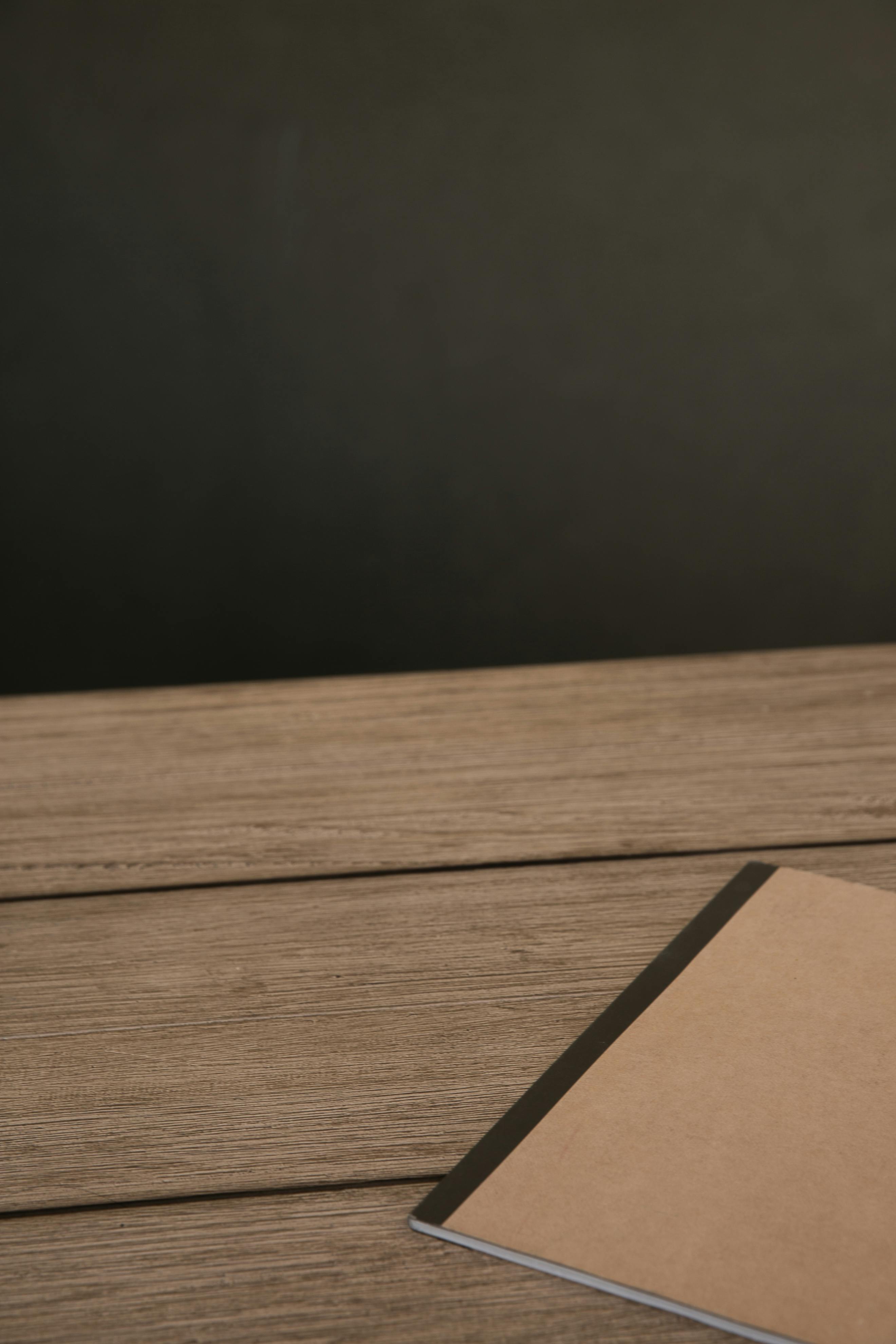 Kostnadsfria En Anteckningsbok På Ett Träbord Stock foto