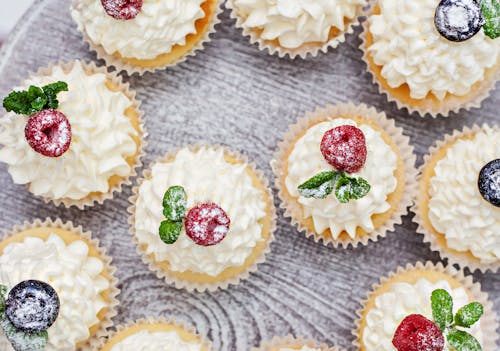 Gratis arkivbilde med bakt, bringebær, cupcakes