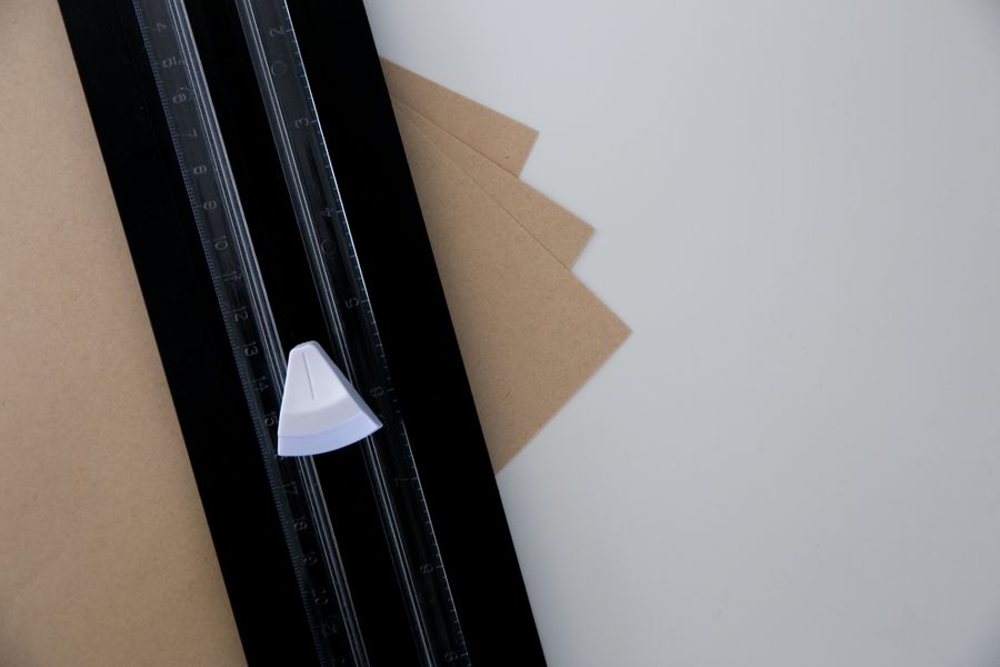 Guillotina de precisión cortando pliegos de papel