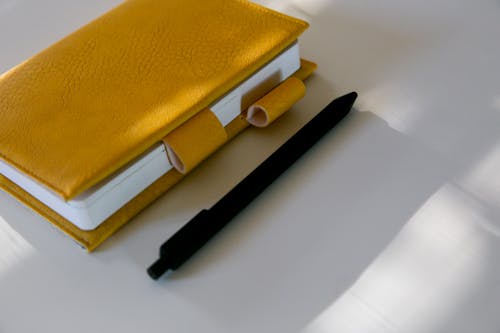 Kostnadsfri bild av anteckningsbok, närbild, penna