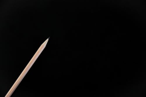 Darmowe zdjęcie z galerii z czarne tło, kopiowanie, ołówek