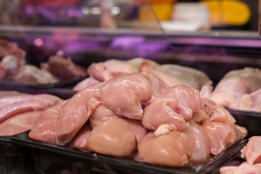 将大块肉类分切成小份独立包装冷冻