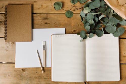 Gratis arkivbilde med flatlay, notisbøker, pensler