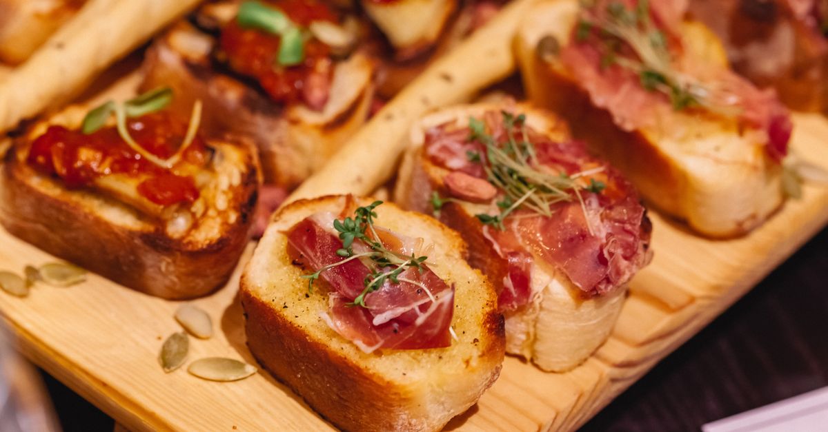 Italienische Crostini als Auftakt zu einer Speisekarte mit Klassikern und saisonalen Gerichten